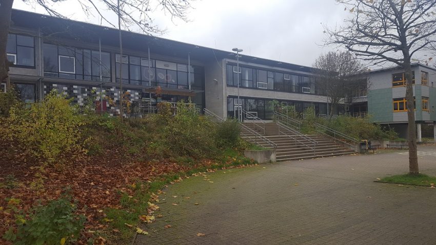 Mehr über den Artikel erfahren Umzug der Realschule in das ehemalige Gebäude der Hauptschule am Riesei.