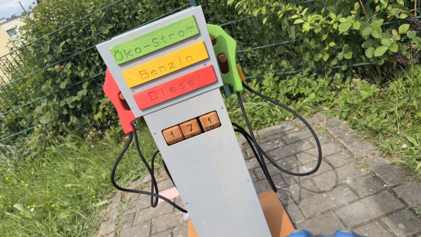 Mehr über den Artikel erfahren Volle Fahrt voraus: SPD Werdohl bringt Bobbycar-Tankstelle in die Kita Budenzauber!