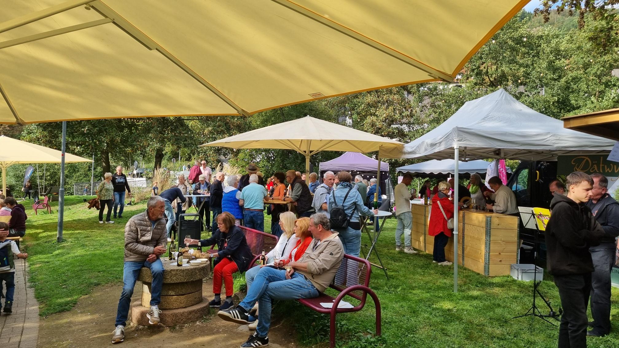 Mehr über den Artikel erfahren Brückchen-Bürger-Weinfest in Werdohl: Gemeinsam feiern am Lenneufer